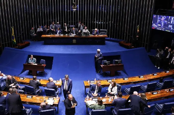 Alcolumbre trava tramitação da PEC do fim da 6x1 no Senado