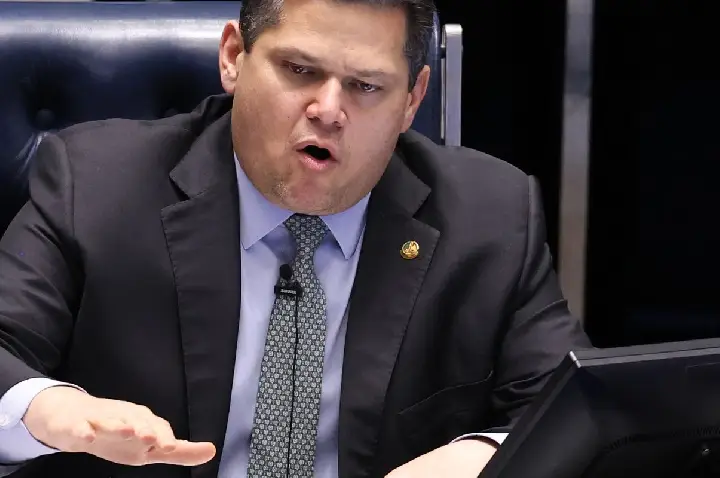 Alcolumbre vai promulgar fim da escala 6x1 nesta sexta