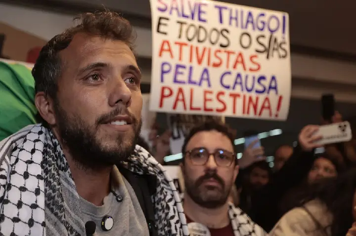 Ativista brasileiro é deportado da Argentina por ordem de Milei