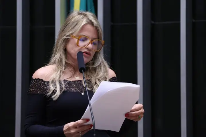 Câmara aprova consultas no SUS para orientação sobre saúde reprodutiva de meninas e meninos