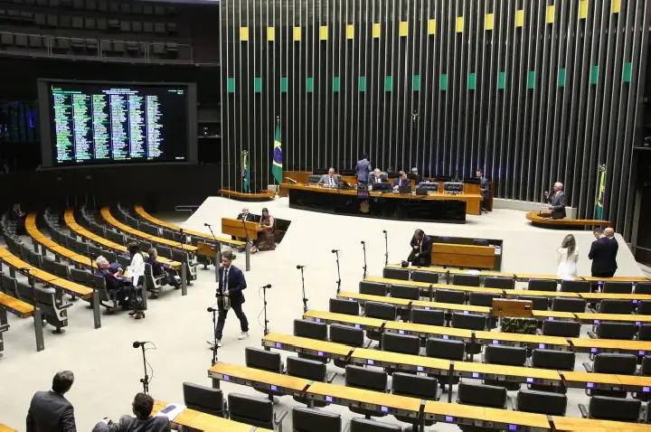 Câmara aprova MP que torna obrigatória a aprovação em exame para exercer a medicina; acompanhe