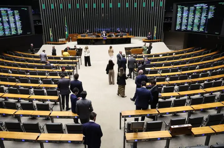 Câmara aprova uso de trajes tradicionais em fotos de documentos oficiais; acompanhe