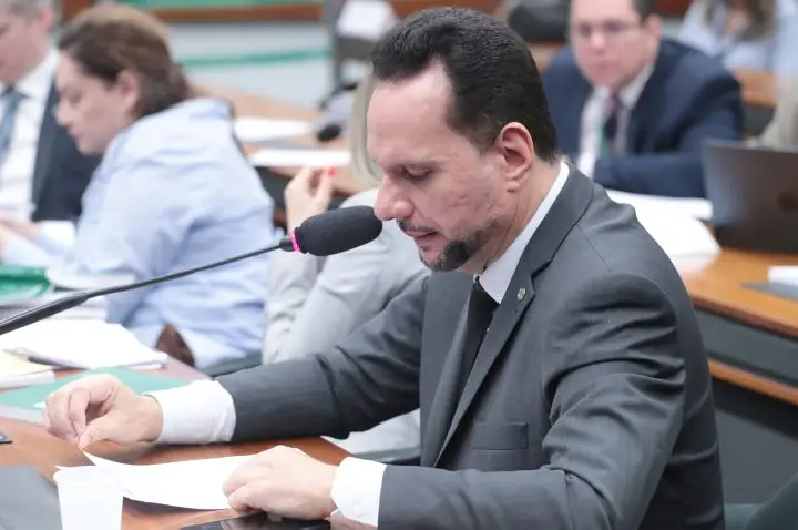Comissão aprova incentivo fiscal para empresas que contratarem pessoas desempregadas há mais de 12 meses