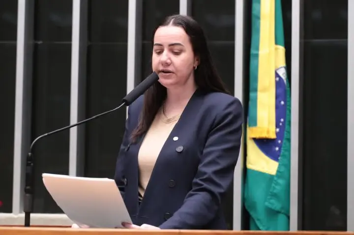 Comissão aprova projeto que amplia direitos de estudantes grávidas e lactantes nas escolas