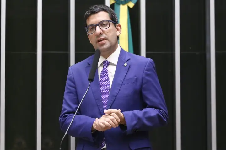 Comissão aprova redução gradual de microplásticos em cosméticos e itens de higiene