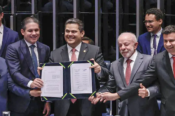 Congresso promulga emenda do fim da 6x1; escala 5x2 começa em 60 dias