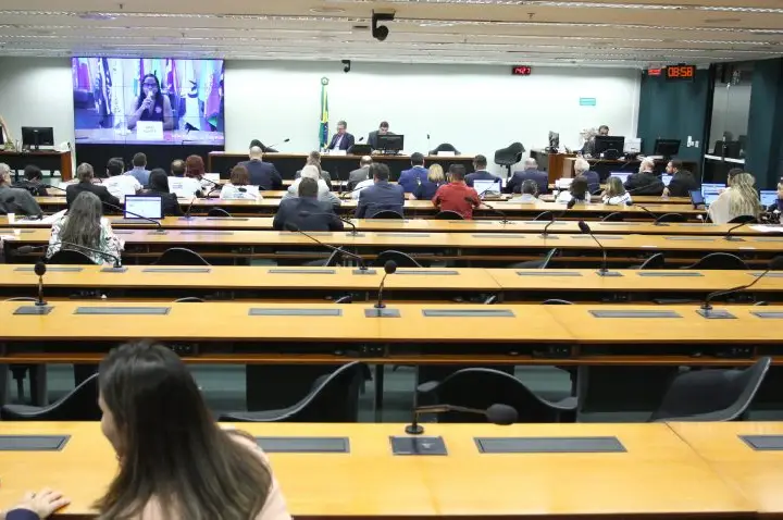 Especialistas sugerem permissão para jovens de 16 anos dirigirem com supervisão