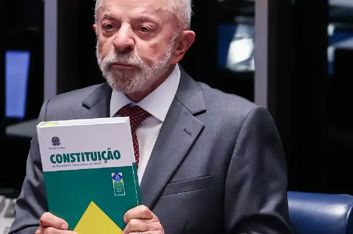 Lula faz campanha em MG e celebra fim da jornada 6x1