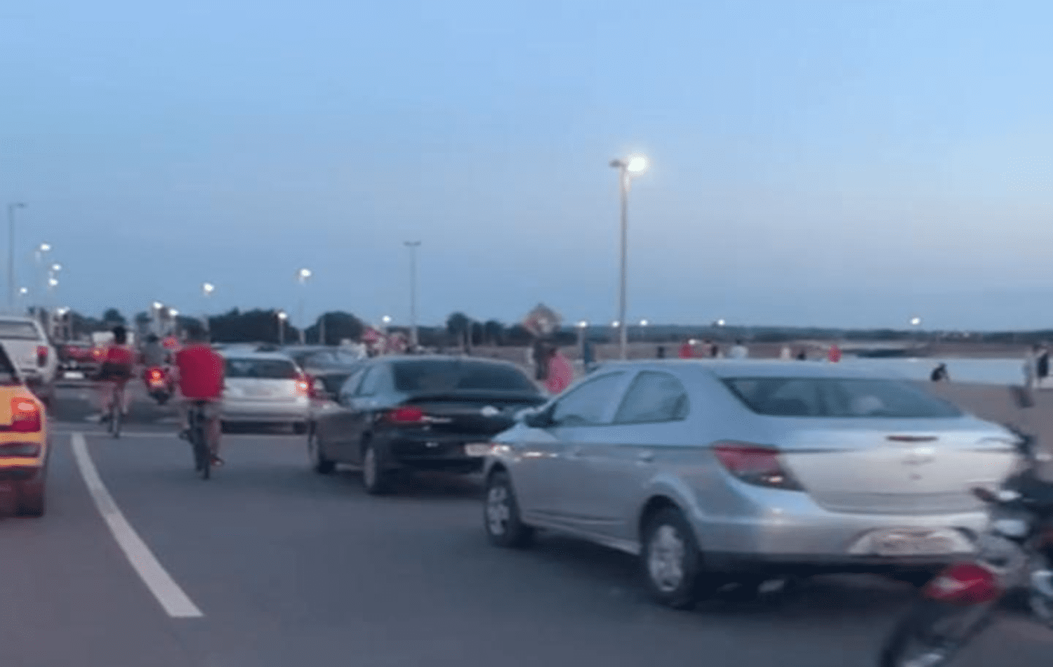 Com ausência de fiscalização, populares aglomeram na Via Lago em Araguaína 