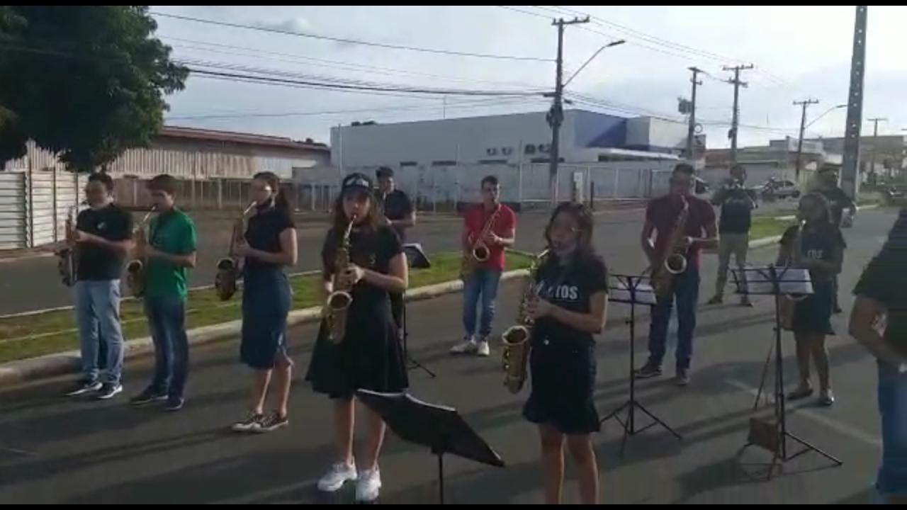Em ato profético, evangélicos aglomeram sem máscaras e tocando instrumentos de sopro em Araguaína