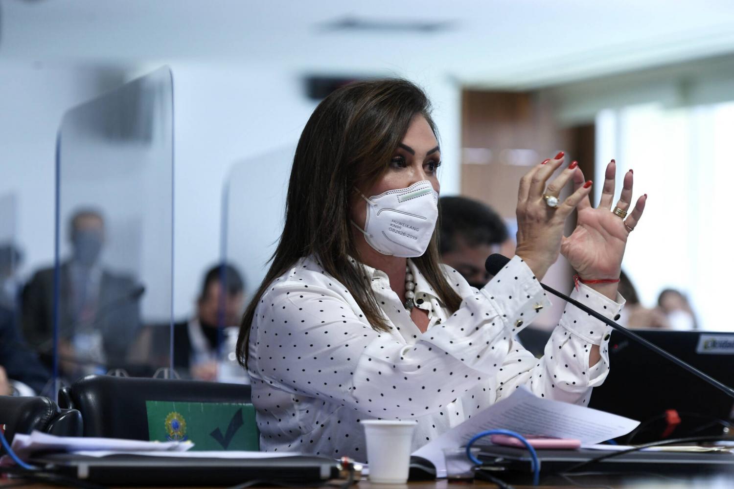 Kátia Abreu destrói Ernesto Araújo na CPI: “Negacionista compulsivo, bússola que nos levou ao caos”