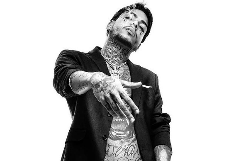 MC Kevin cai de 11º andar de hotel na Barra da Tijuca, , o estado de saúde é grave