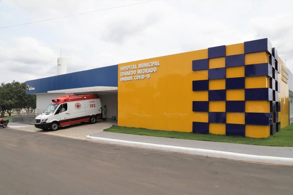Por falta de leitos, pacientes com coronavírus aguardam internações em cadeiras de unidade de saúde em Araguaína
