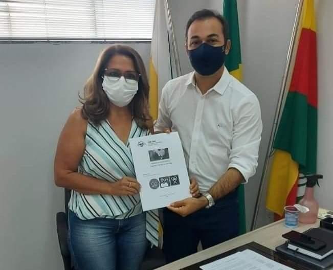 Vereadora Zezé Cardoso entrega o projeto 