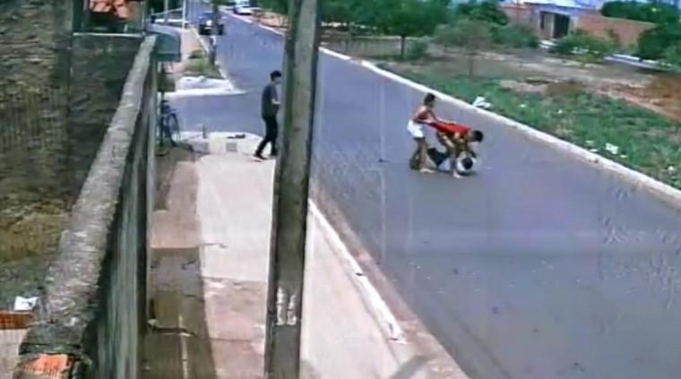 Jovem agride idoso de 67 no meio da rua em Araguaína