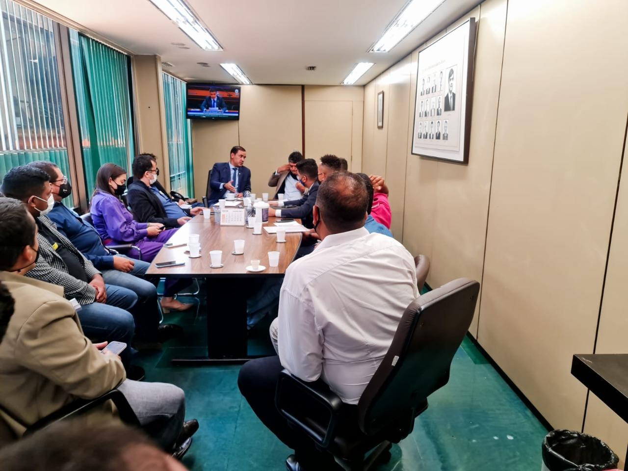 Vicentinho Júnior reúne com secretários municipais de Esporte e garante recursos para fomentar práticas esportivas no TO