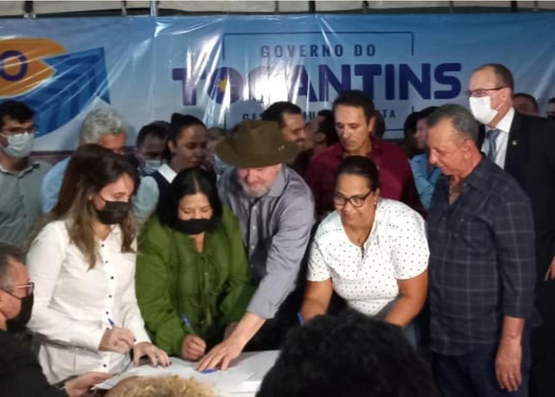 Ao lado de Carlesse, Valderez participa de assinatura de convênios que vão beneficiar municípios