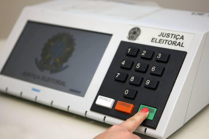 Mandato Tampão e Reeleição. Vedação constitucional de um terceiro mandato consecutivo.