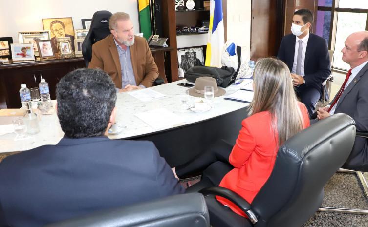 Mauro Carlesse determina continuidade dos estudos para construção do novo Plano de Cargos, Carreiras e Salários