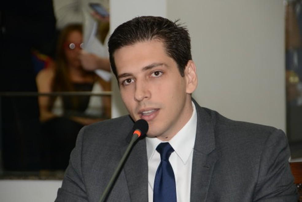 Olyntho Neto articula para passar 