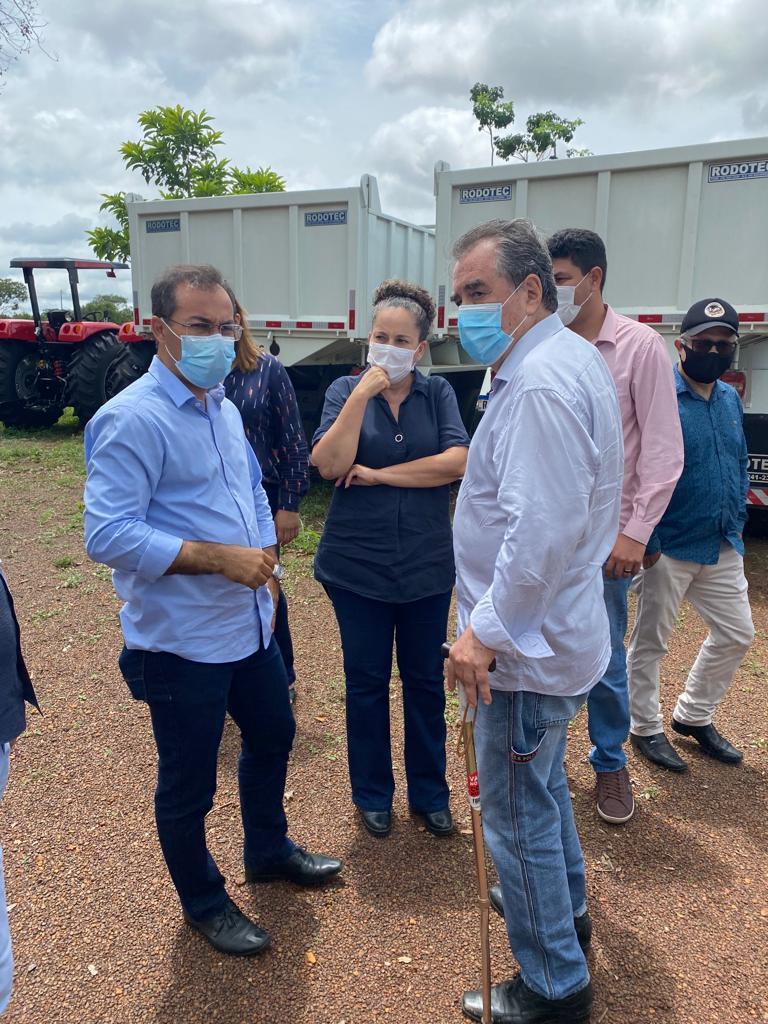 Célio Moura entrega caminhão caçamba trucado para prefeitura de Araguaina