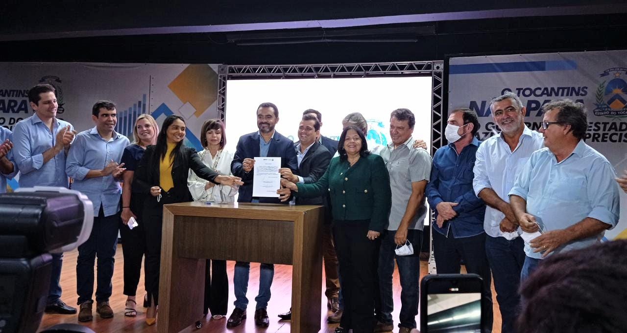 Valderez comemora assinatura de convênio que destinará R$ 2 milhões a municípios tocantinenses