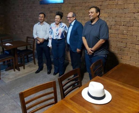 Abandonado por Laurez, Dimas acena pra Josi Nunes