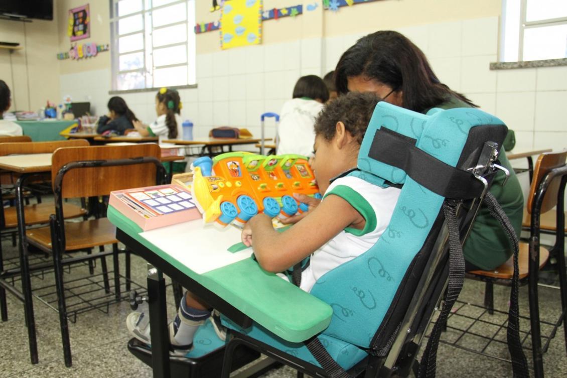 Alunos deficientes devem receber cadeiras adaptadas segundo PL de Jorge Frederico