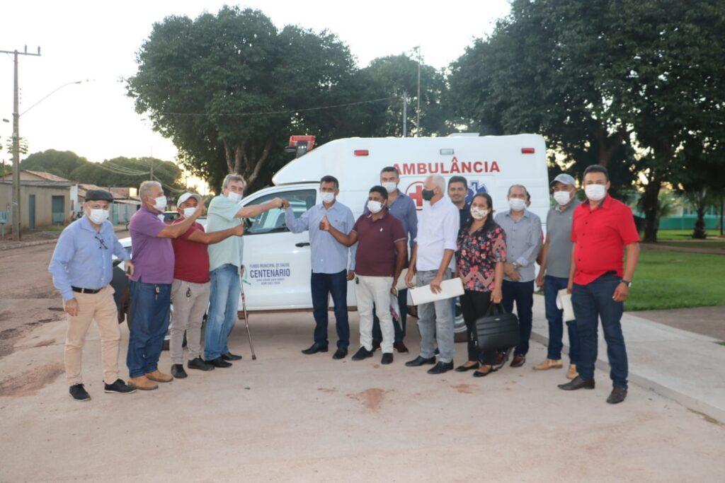 Célio Moura entrega ambulância à Prefeitura de Centenário