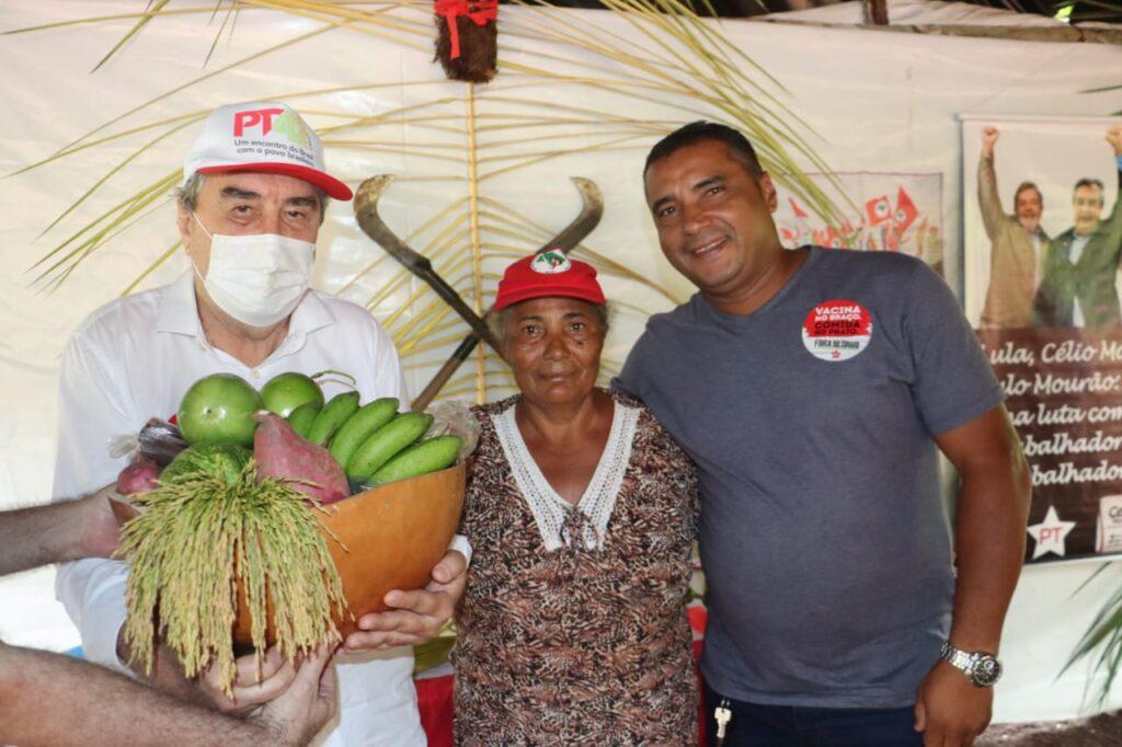 Célio Moura visita acampamento do MST em Crixás