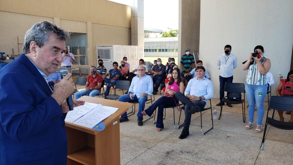 Prefeituras e Associações recebem máquinas e tratores de emendas parlamentares de Célio Moura