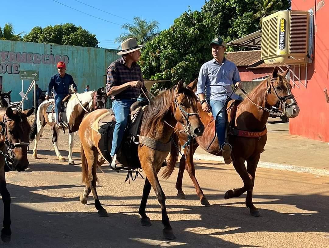 Cavalos, estercos e desfile de políticos