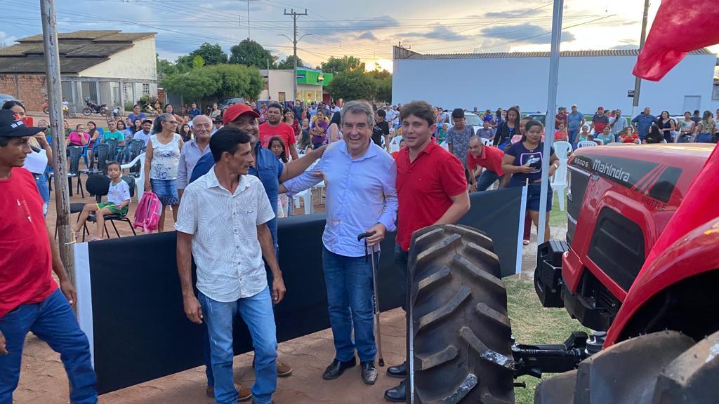 Deputado Célio Moura é recebido com festa em São Bento para entrega de trator