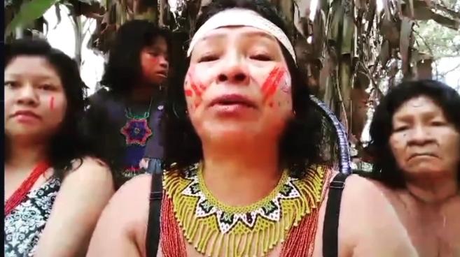 Katia Abreu pede roupa usada pra doar pra indíos e leva sermão de indígena