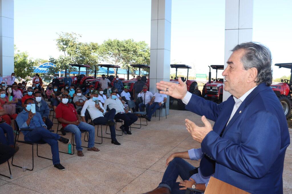 22 associações recebem tratores e implementos do deputado Célio Moura