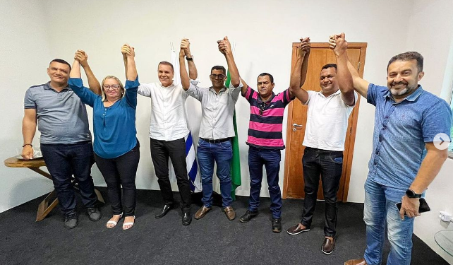 Em Grupo de WhatsApp da UVET, diálogos insinuam que Ataides Oliveira está pagando PIX por apoio de vereadores 