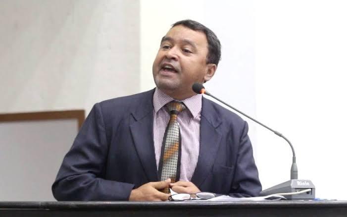 Elenil diz que mandatos de deputados poderiam ser considerados extintos por excesso de faltas