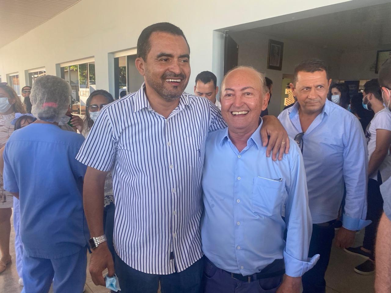 Em Arapoema, Lázaro Botelho participa do lançamento de obras na TO-230   