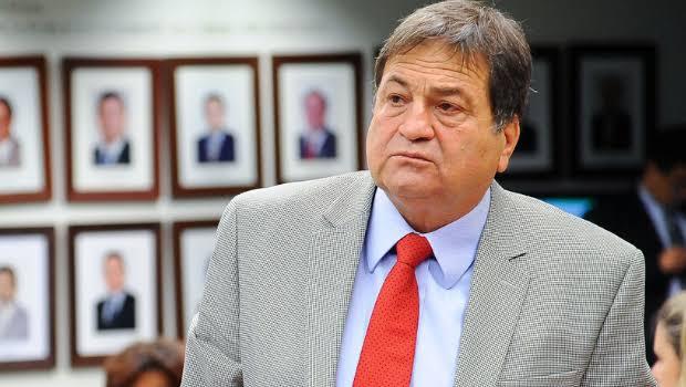 Halum volta a se prostituir politicamente