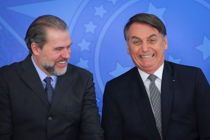 Ministro do STF, Toffoli aconselhou Bolsonaro a deixar o País