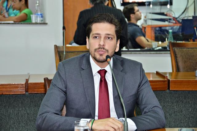 Olyntho cobra reforma de ginásio em Araguaína e melhorias em estradas